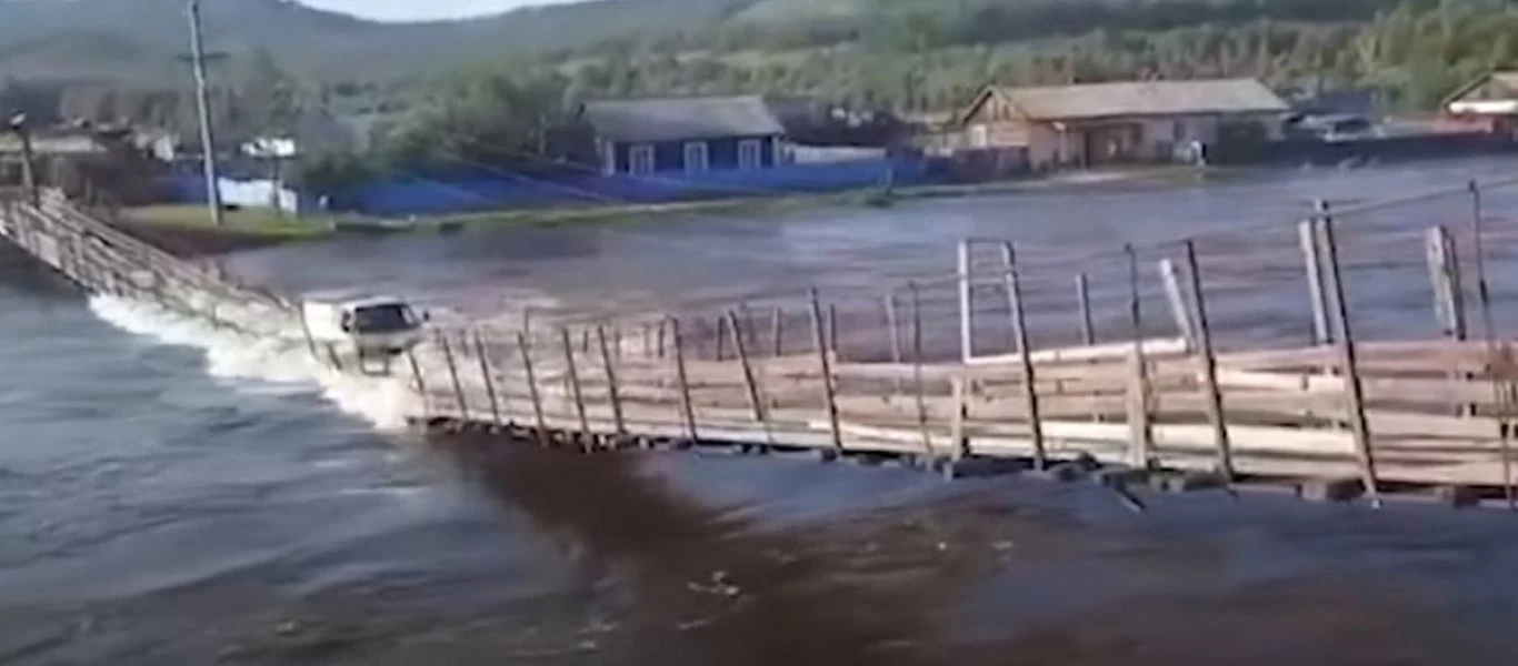 Ρωσία: Πεζογέφυρα καταρρέει όταν προσπαθεί να την περάσει φορτηγό (βίντεο)